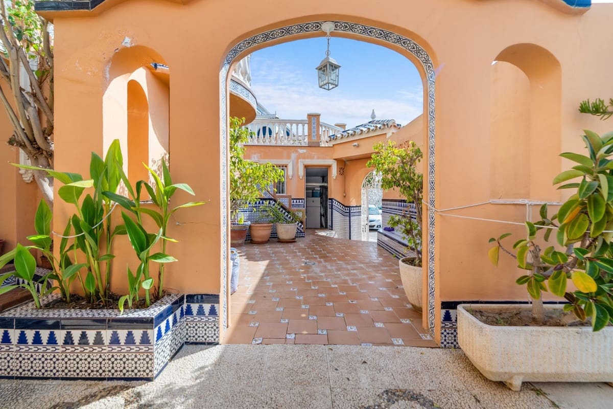 4 bedroom Villa for sale in Benalmadena - € 1,095,000 (Ref: 9380692)