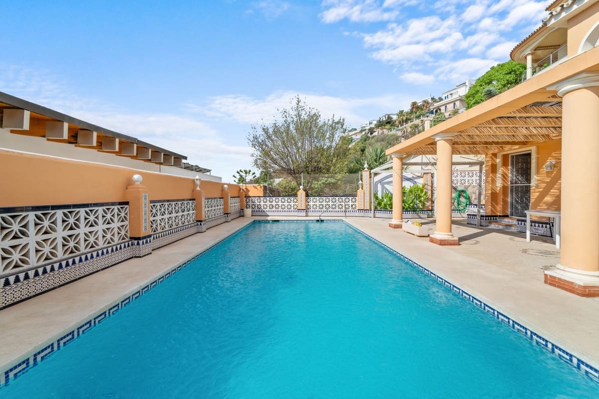 4 bedroom Villa for sale in Benalmadena - € 1,095,000 (Ref: 9380692)