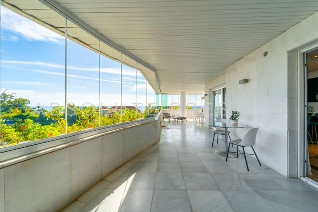 3 bedroom Apartment for sale in Puerto Banus, Marbella - € 2,500,000 (Ref: 9380705)