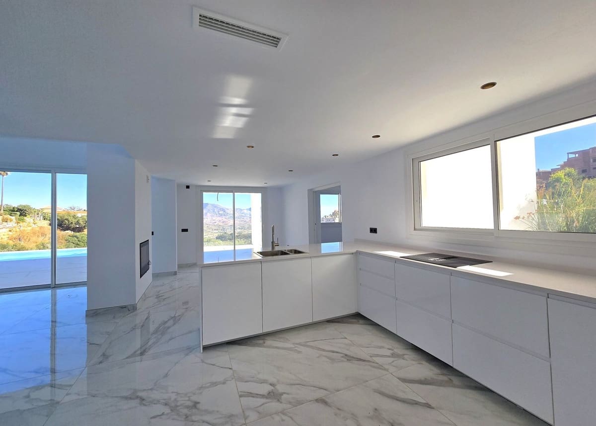 4 soveværelse Villa til salg i La Mairena med swimmingpool - € 1.599.000 (Ref: 9386773)