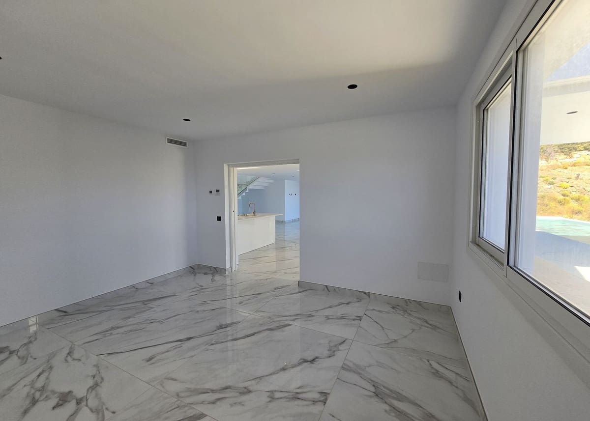 4 soveværelse Villa til salg i La Mairena med swimmingpool - € 1.599.000 (Ref: 9386773)