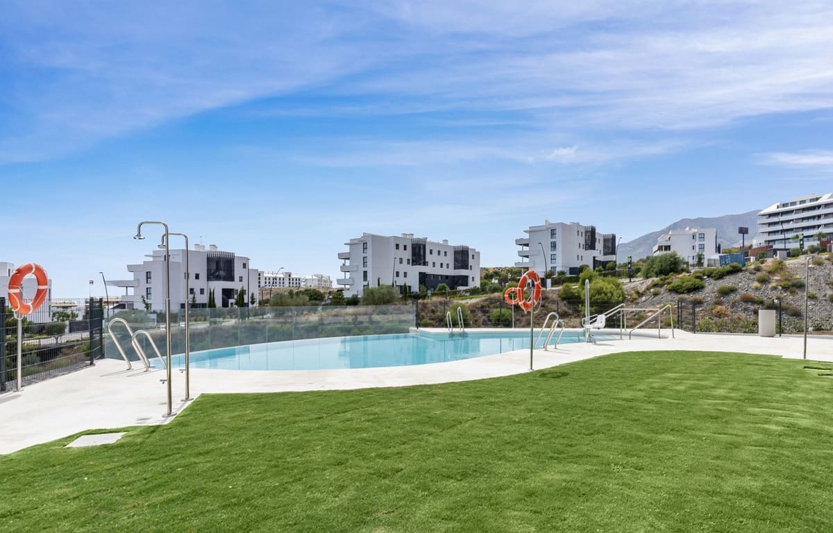 2 bedroom Apartment for sale in Fuengirola - € 598,000 (Ref: 9386774)