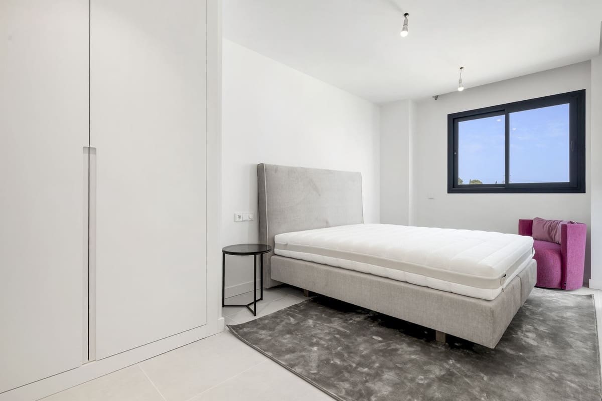 2 bedroom Apartment for sale in Fuengirola - € 598,000 (Ref: 9386774)