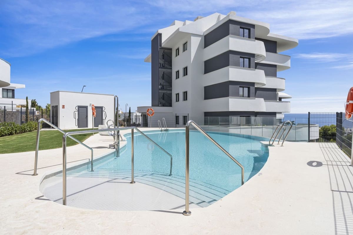 2 bedroom Apartment for sale in Fuengirola - € 598,000 (Ref: 9386774)