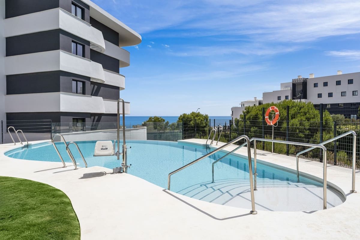 2 bedroom Apartment for sale in Fuengirola - € 598,000 (Ref: 9386774)