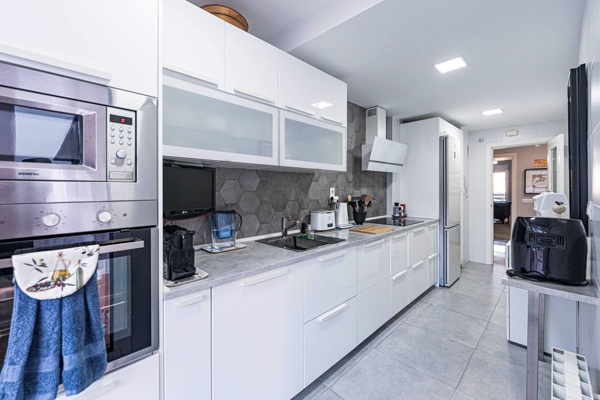 2 bedroom Apartment for sale in La Duquesa / Puerto de la Duquesa - € 315,000 (Ref: 9386816)