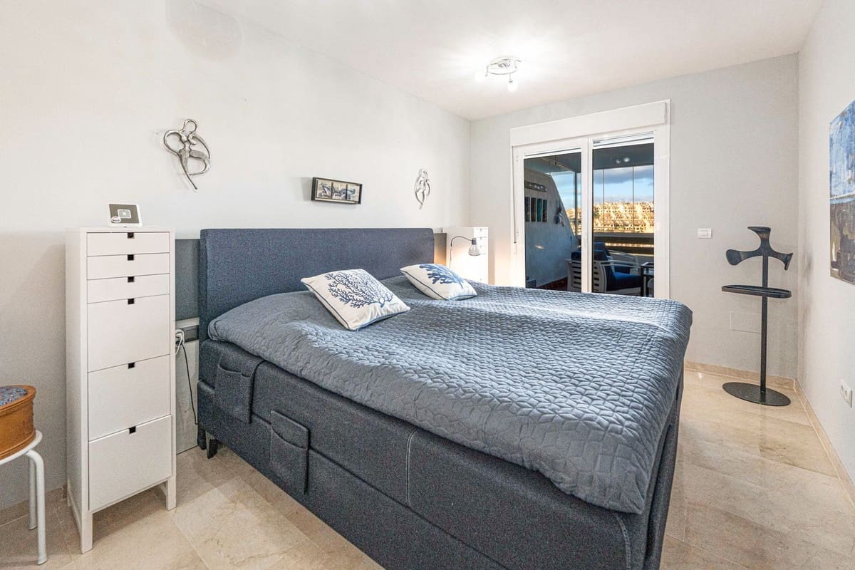 2 bedroom Apartment for sale in La Duquesa / Puerto de la Duquesa - € 315,000 (Ref: 9386816)