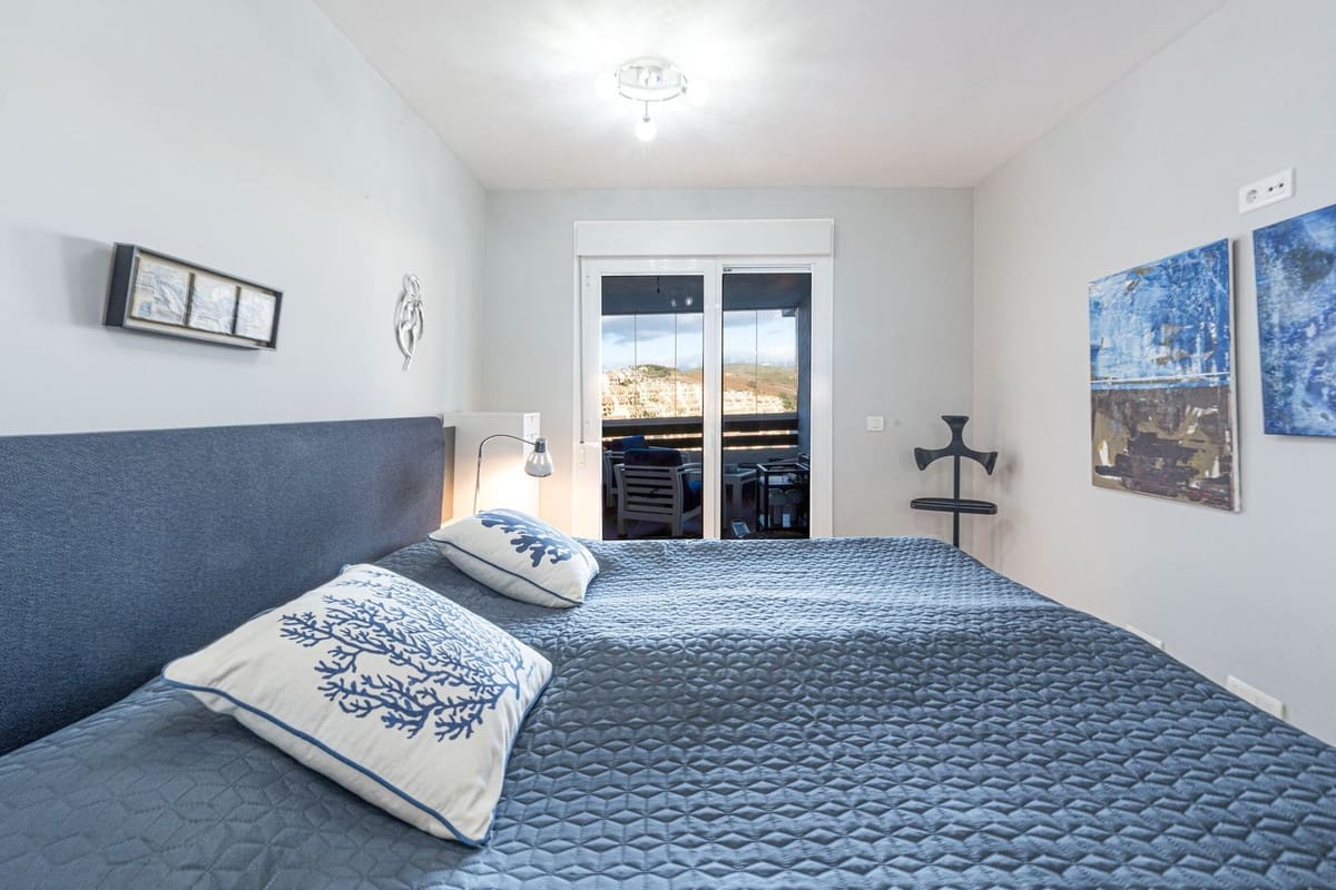 2 bedroom Apartment for sale in La Duquesa / Puerto de la Duquesa - € 315,000 (Ref: 9386816)