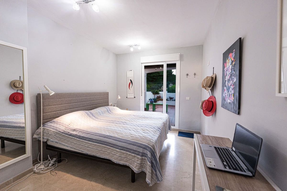 2 bedroom Apartment for sale in La Duquesa / Puerto de la Duquesa - € 315,000 (Ref: 9386816)