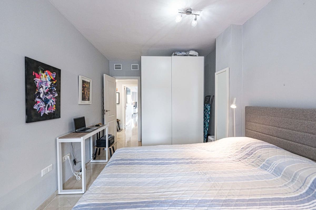 2 bedroom Apartment for sale in La Duquesa / Puerto de la Duquesa - € 315,000 (Ref: 9386816)