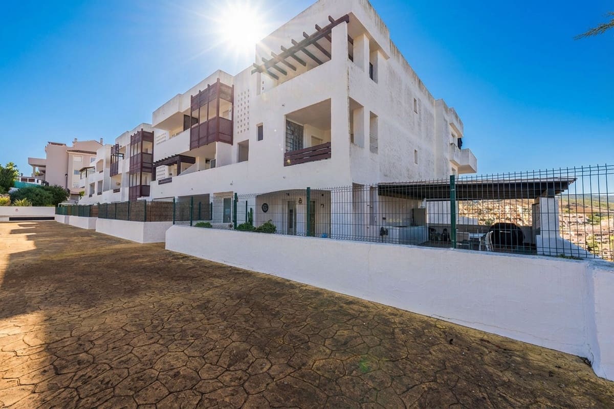 2 bedroom Apartment for sale in La Duquesa / Puerto de la Duquesa - € 315,000 (Ref: 9386816)