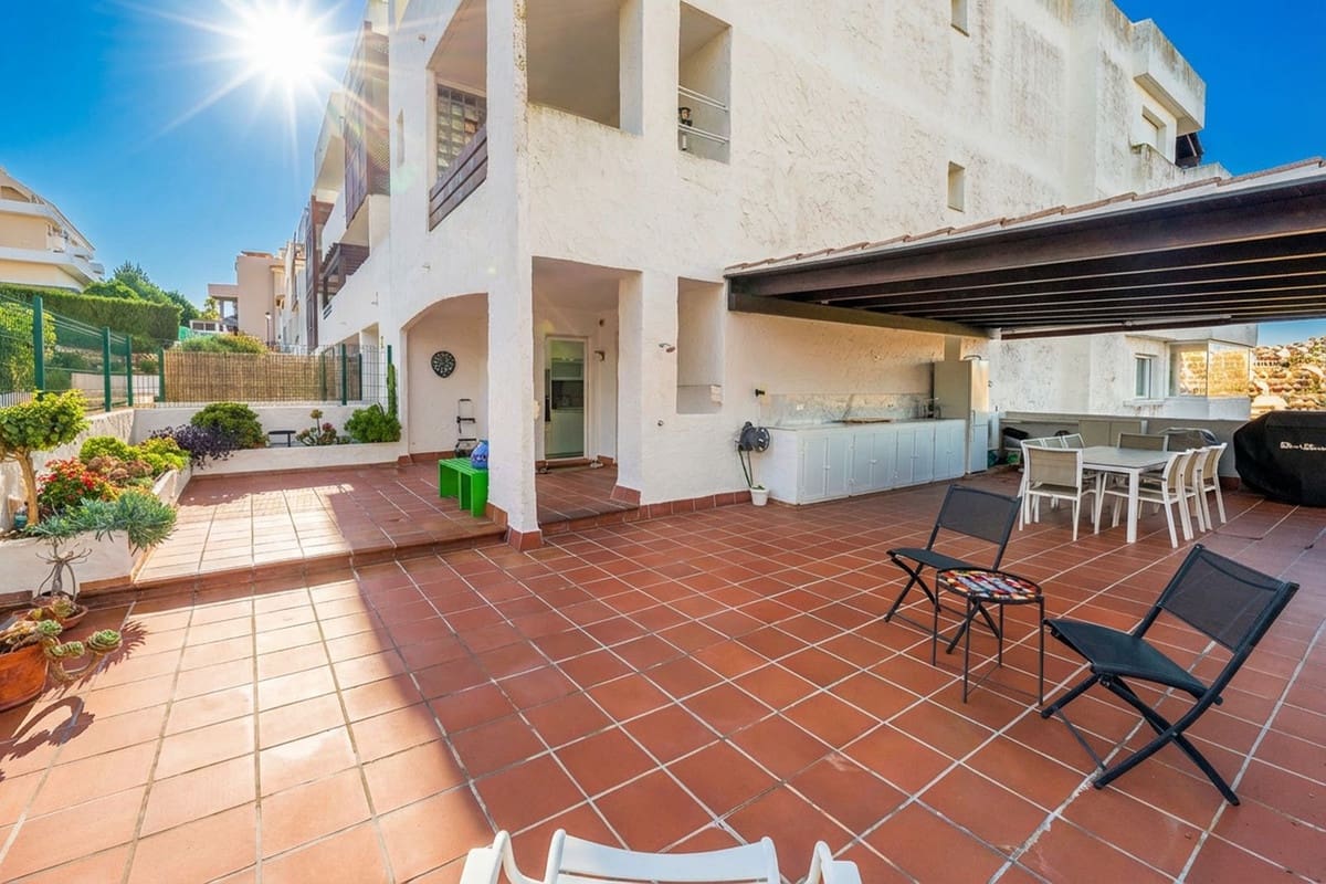 2 bedroom Apartment for sale in La Duquesa / Puerto de la Duquesa - € 315,000 (Ref: 9386816)