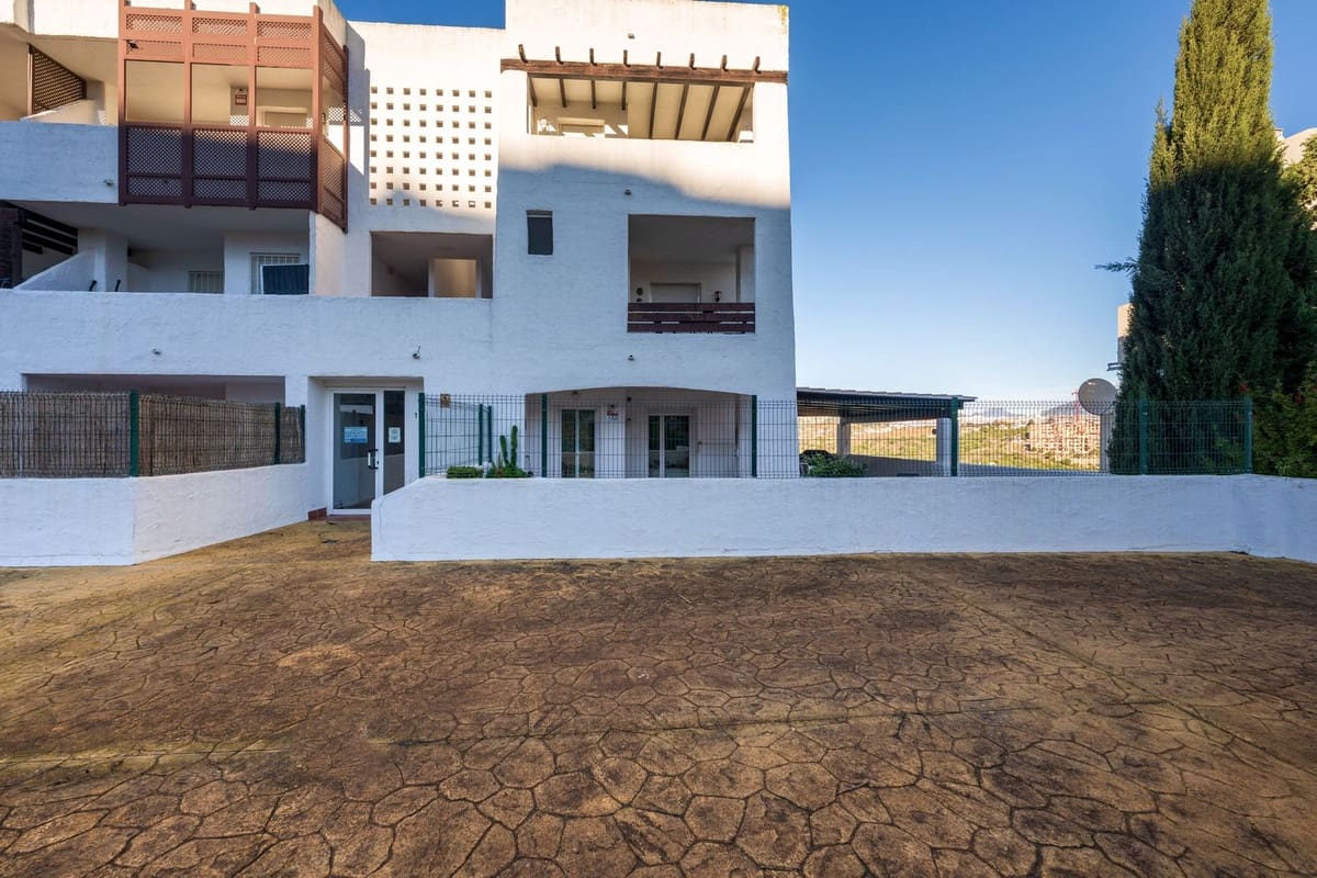 2 bedroom Apartment for sale in La Duquesa / Puerto de la Duquesa - € 315,000 (Ref: 9386816)