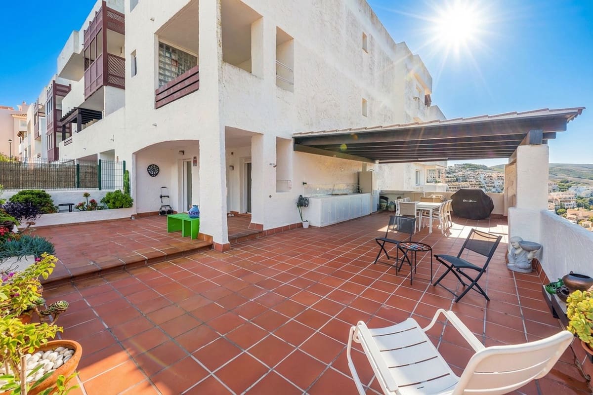 2 bedroom Apartment for sale in La Duquesa / Puerto de la Duquesa - € 315,000 (Ref: 9386816)