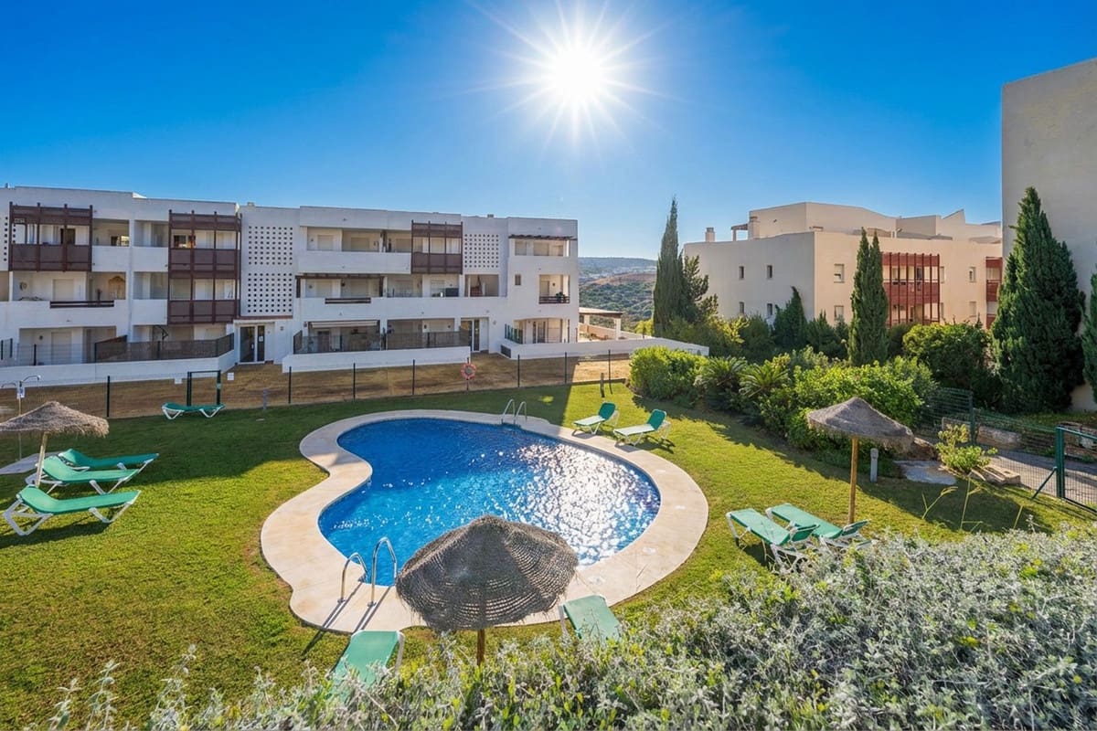 2 bedroom Apartment for sale in La Duquesa / Puerto de la Duquesa - € 315,000 (Ref: 9386816)