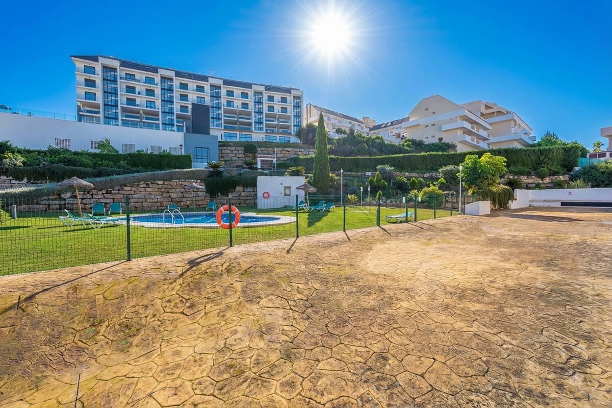 2 bedroom Apartment for sale in La Duquesa / Puerto de la Duquesa - € 315,000 (Ref: 9386816)