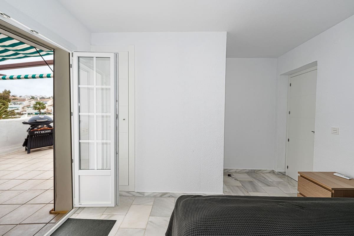 2 bedroom Penthouse for sale in La Duquesa / Puerto de la Duquesa - € 299,000 (Ref: 9386817)