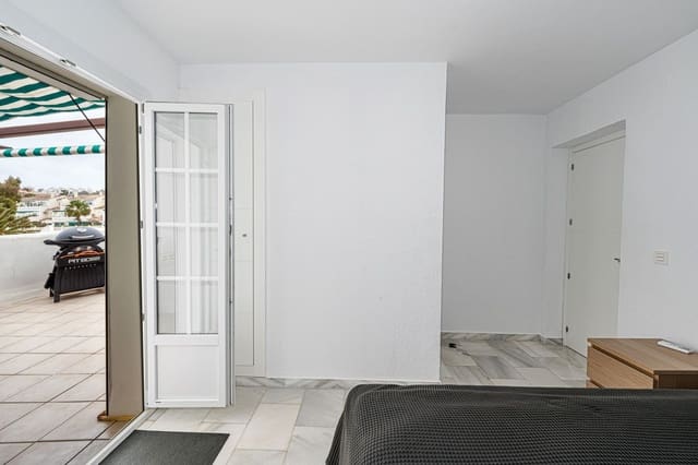 2 bedroom Penthouse for sale in La Duquesa / Puerto de la Duquesa, Manilva - € 299,000 (Ref: 9386817)