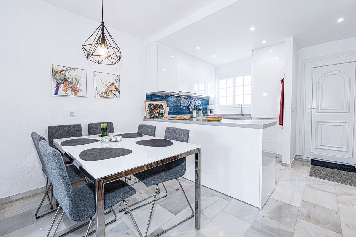 2 bedroom Penthouse for sale in La Duquesa / Puerto de la Duquesa - € 299,000 (Ref: 9386817)