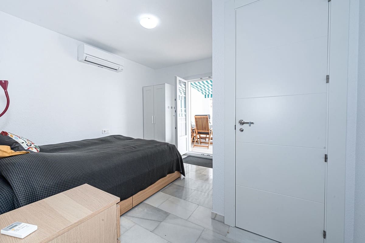 2 bedroom Penthouse for sale in La Duquesa / Puerto de la Duquesa - € 299,000 (Ref: 9386817)