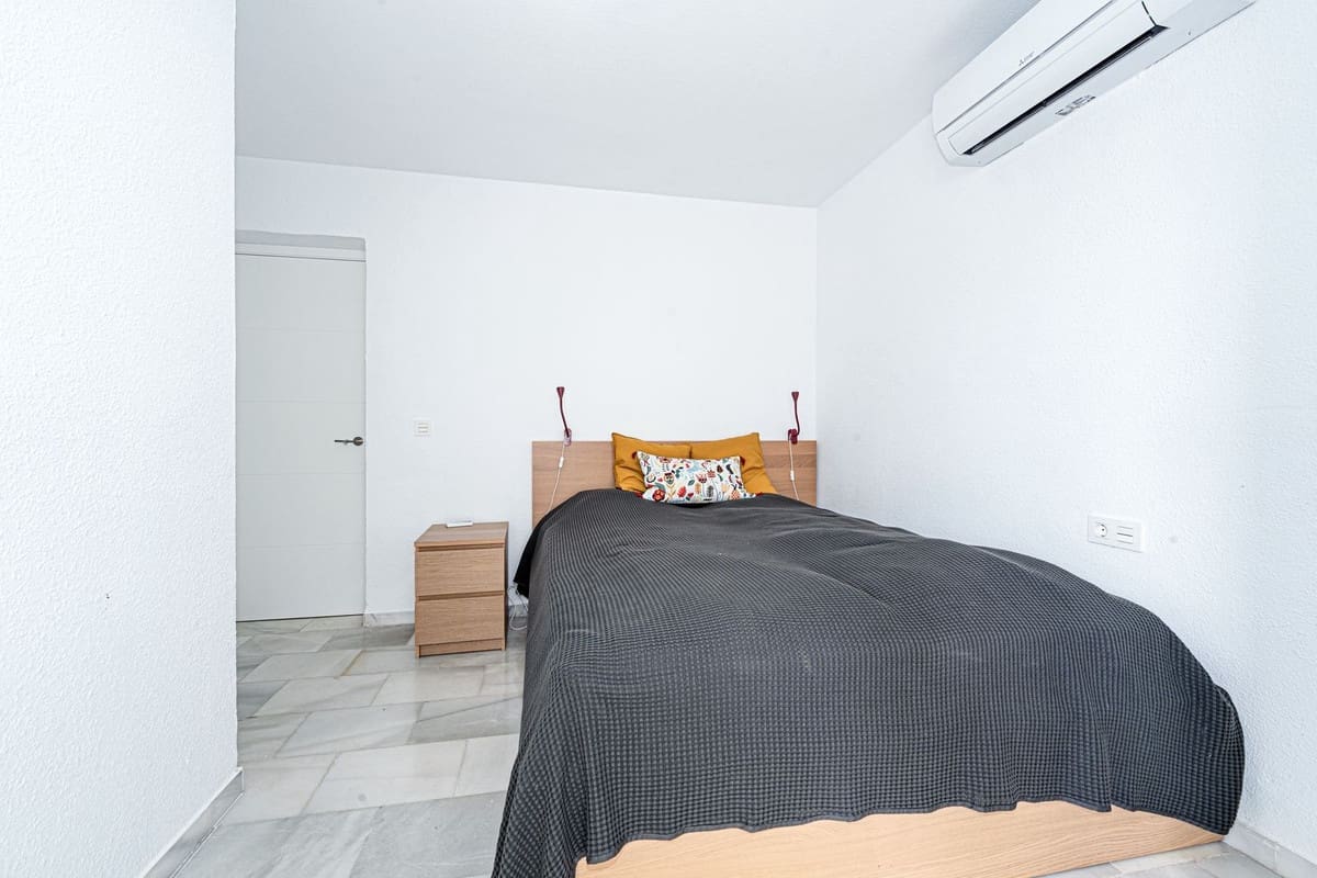 2 bedroom Penthouse for sale in La Duquesa / Puerto de la Duquesa - € 299,000 (Ref: 9386817)