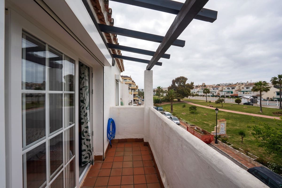 2 bedroom Penthouse for sale in La Duquesa / Puerto de la Duquesa - € 299,000 (Ref: 9386817)