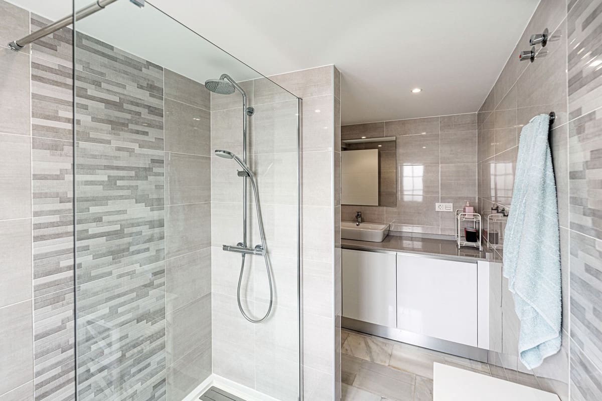 2 bedroom Penthouse for sale in La Duquesa / Puerto de la Duquesa - € 299,000 (Ref: 9386817)