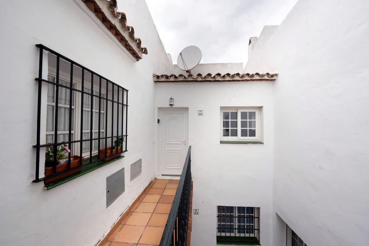 2 bedroom Penthouse for sale in La Duquesa / Puerto de la Duquesa - € 299,000 (Ref: 9386817)