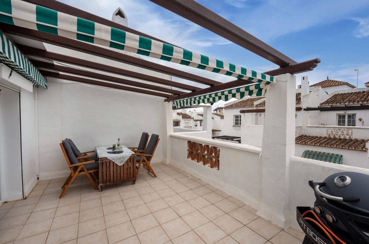 2 bedroom Penthouse for sale in La Duquesa / Puerto de la Duquesa - € 299,000 (Ref: 9386817)