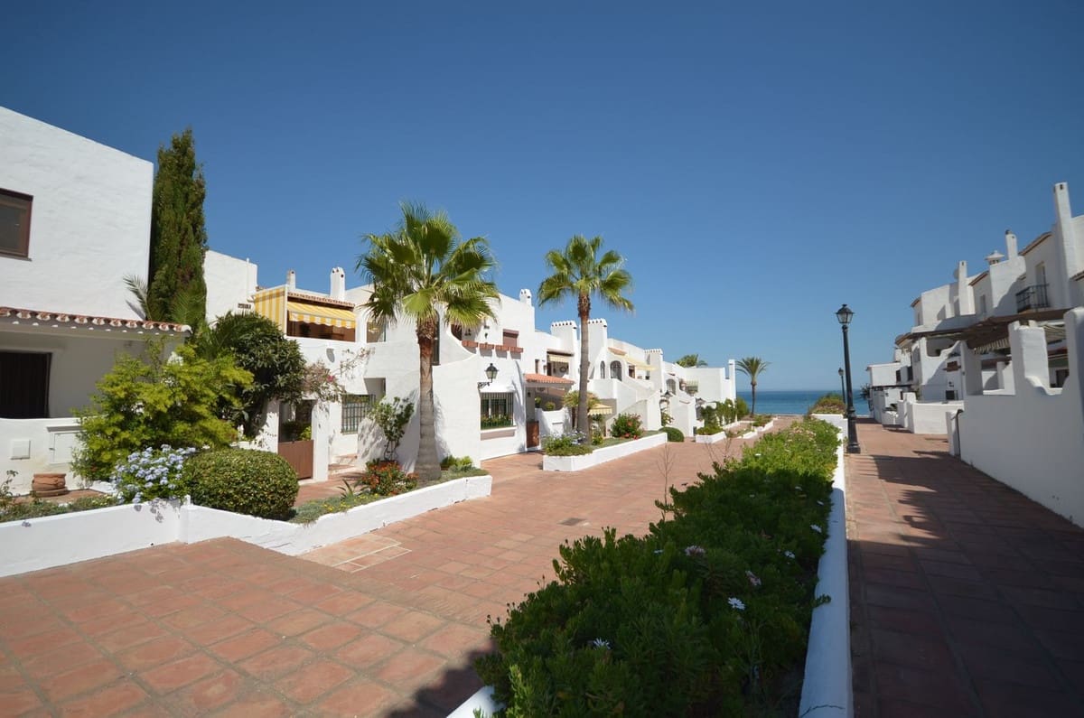 2 bedroom Penthouse for sale in La Duquesa / Puerto de la Duquesa - € 299,000 (Ref: 9386817)