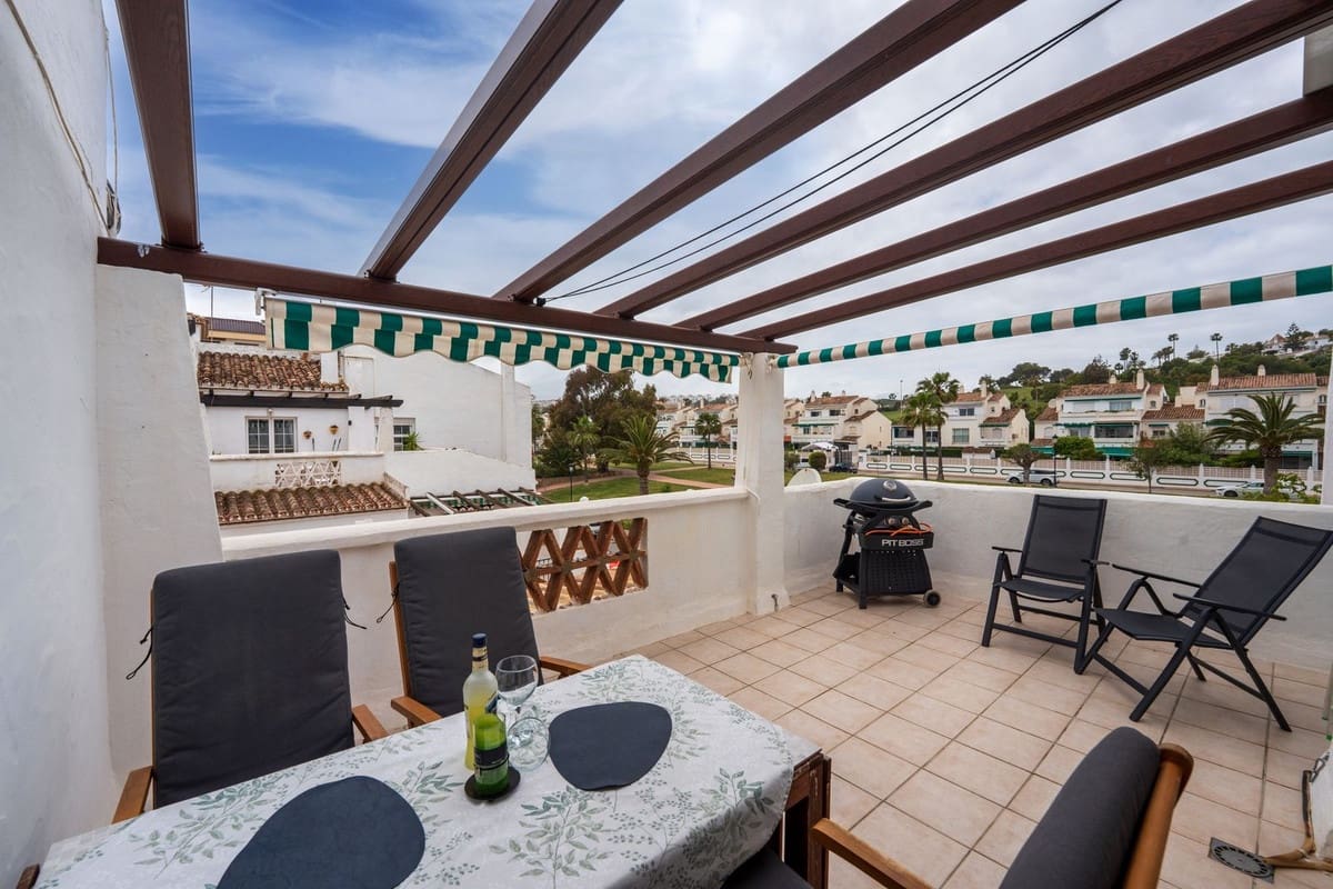 2 bedroom Penthouse for sale in La Duquesa / Puerto de la Duquesa - € 299,000 (Ref: 9386817)