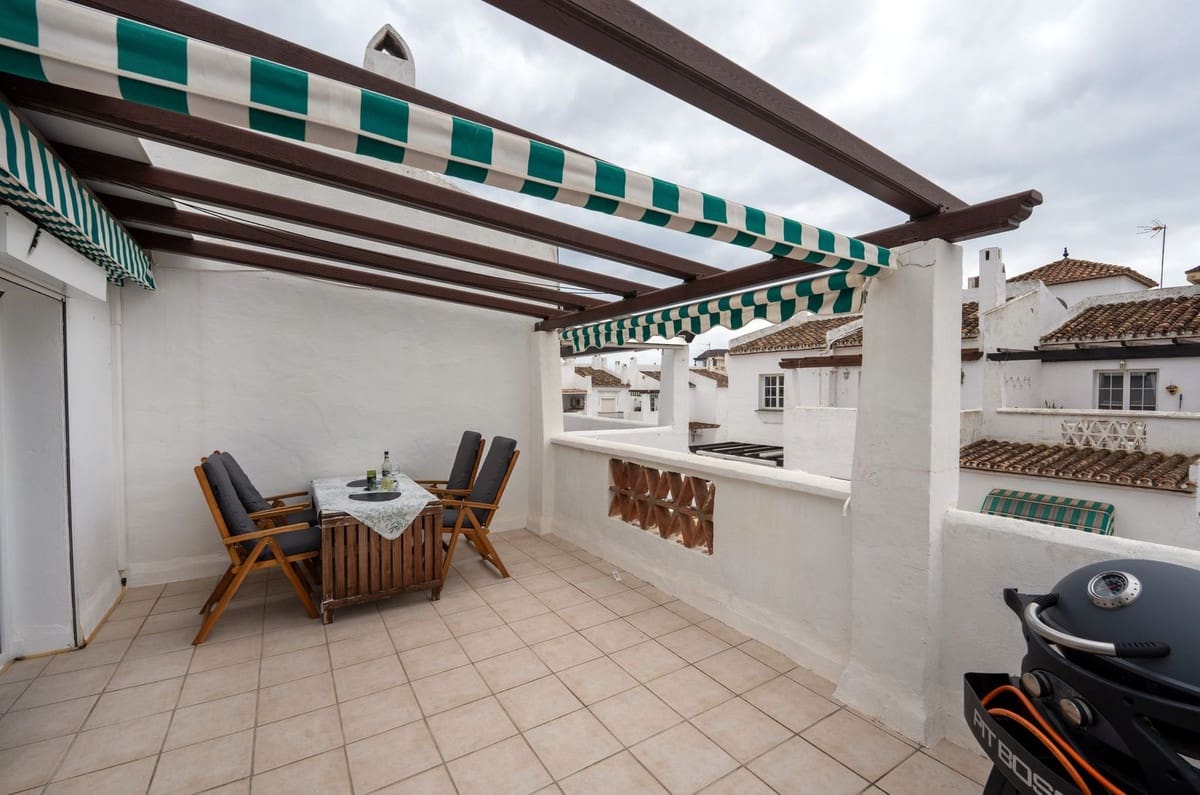 2 bedroom Penthouse for sale in La Duquesa / Puerto de la Duquesa - € 299,000 (Ref: 9386817)
