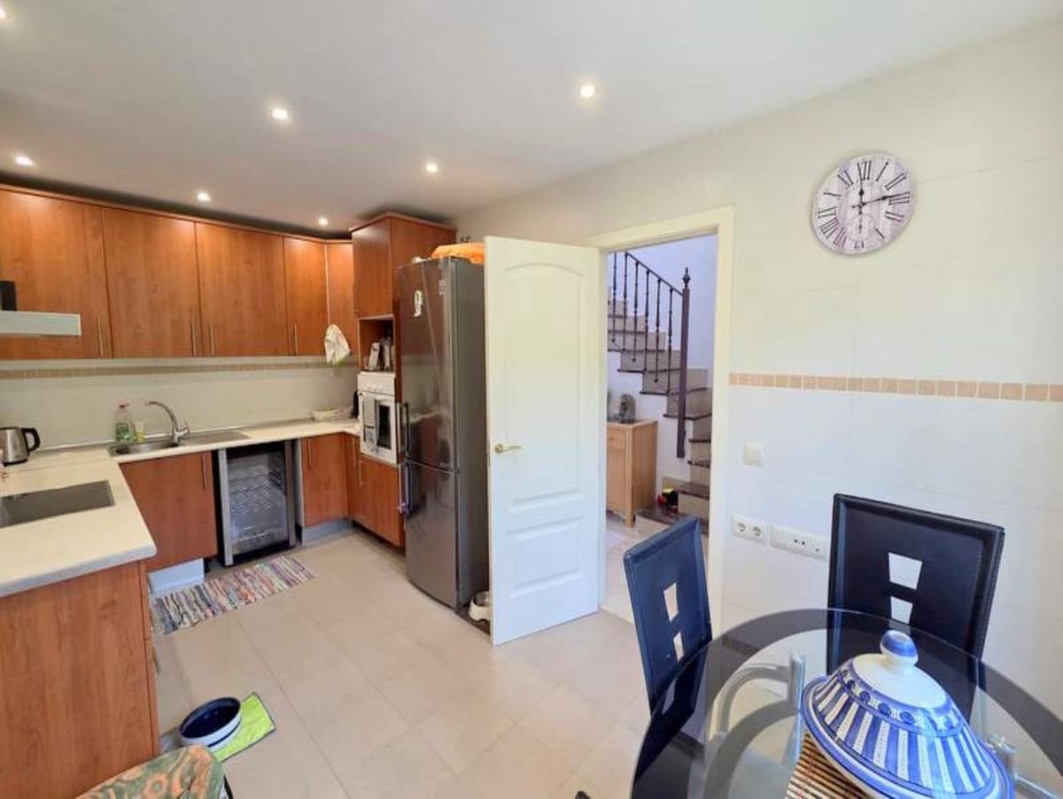 3 makuuhuone Omakotitalo myytävänä paikassa Estepona - 445 000 € (Ref: 9386835)