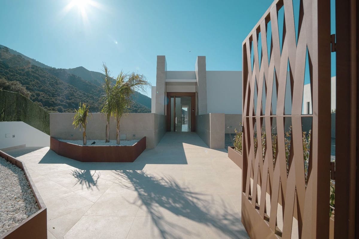 6 bedroom Villa for sale in Mijas - € 2,450,000 (Ref: 9386838)