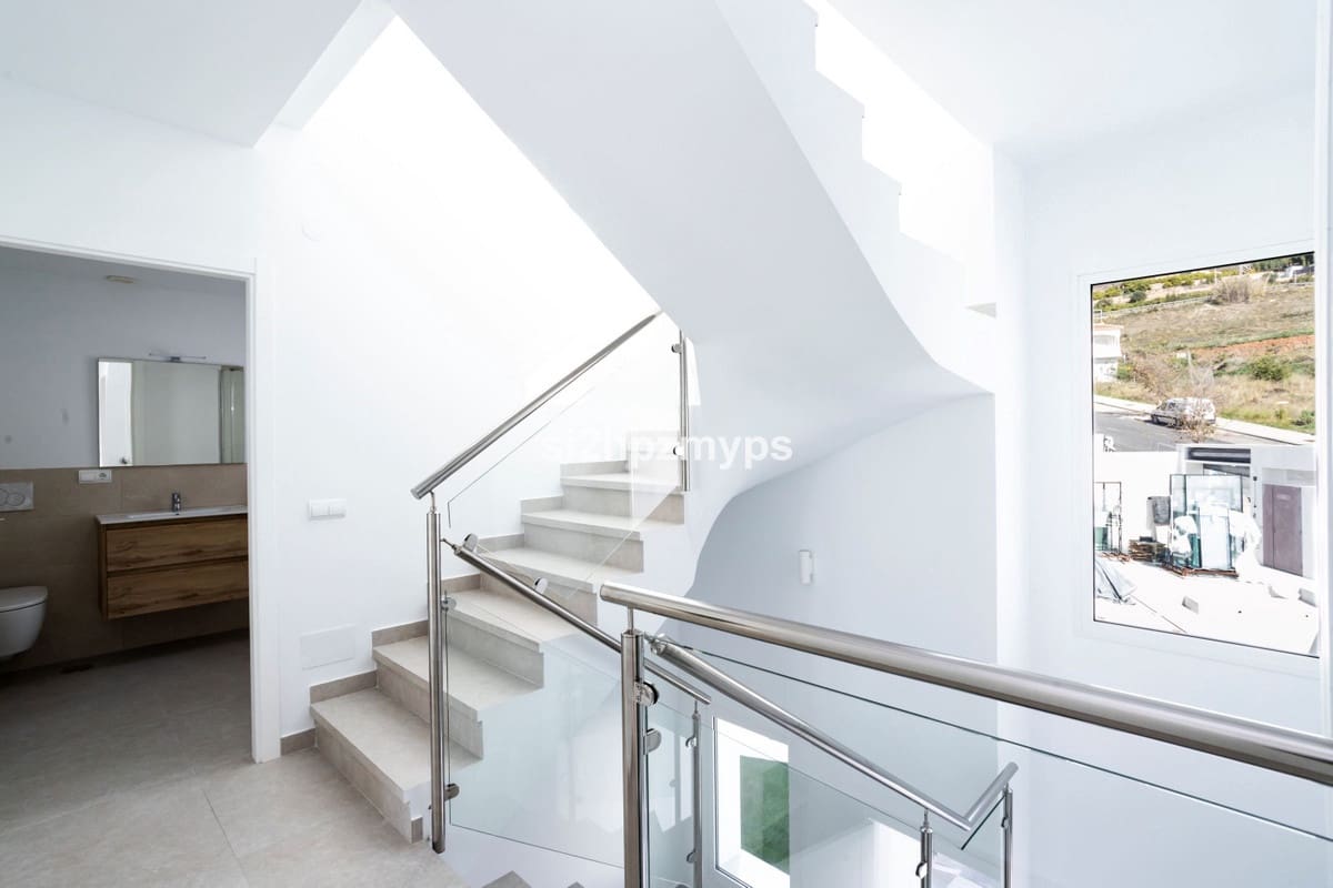 4 bedroom Villa for sale in Nerja - € 865,000 (Ref: 9413301)