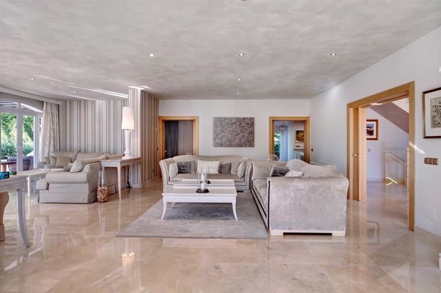 Chalet de 6 habitaciones en Guadalmina Baja, Marbella en venta con piscina - 3.250.000 € (Ref: 9413308)