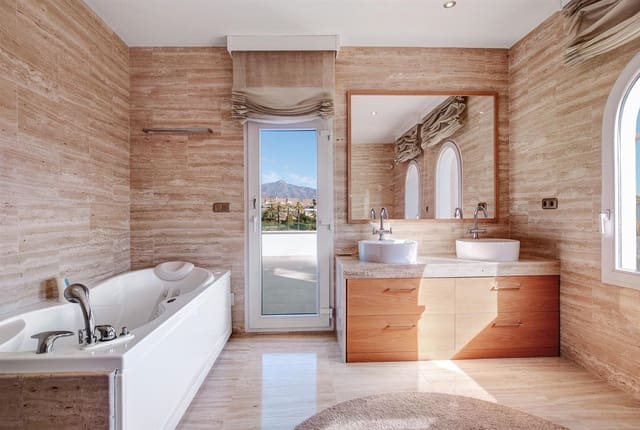 Chalet de 6 habitaciones en Guadalmina Baja, Marbella en venta con piscina - 3.250.000 € (Ref: 9413308)