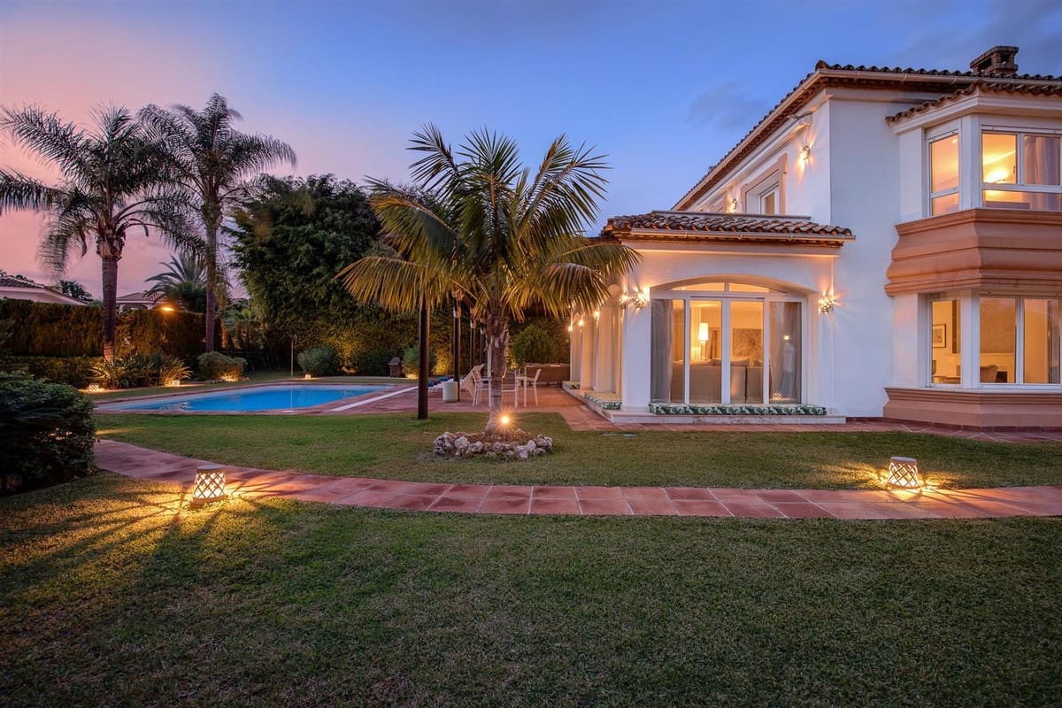 6 bedroom Villa for sale in Guadalmina with pool - € 3,250,000 (Ref: 9413308)