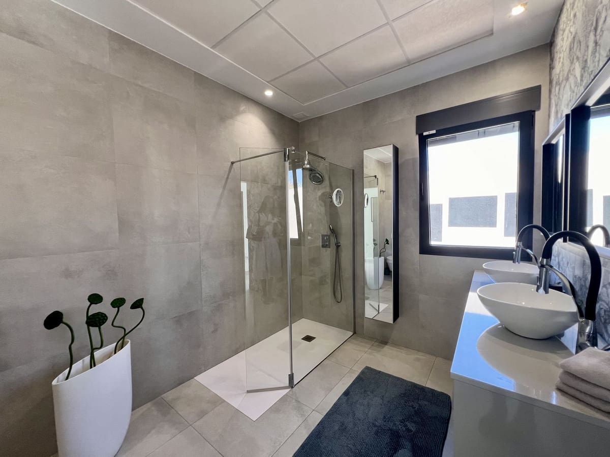 7 bedroom Villa for sale in Hacienda del Alamo - € 775,000 (Ref: 9413324)