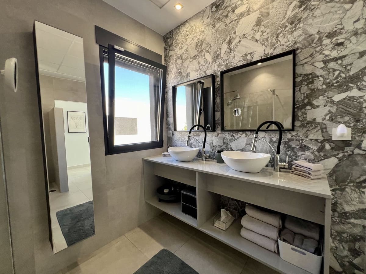 7 bedroom Villa for sale in Hacienda del Alamo - € 775,000 (Ref: 9413324)