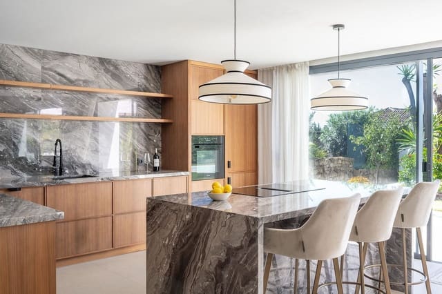 Chalet de 4 habitaciones en Puerto Banus, Marbella en venta con piscina - 2.795.000 € (Ref: 9413326)