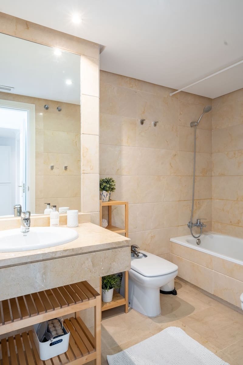 2 slaapkamer Appartement te koop in Nueva Andalucia met garage - € 429.000 (Ref: 9413331)