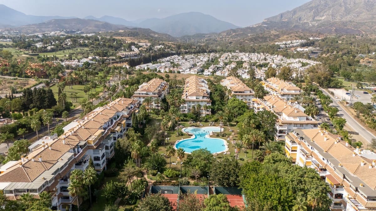 2 slaapkamer Appartement te koop in Nueva Andalucia met garage - € 429.000 (Ref: 9413331)