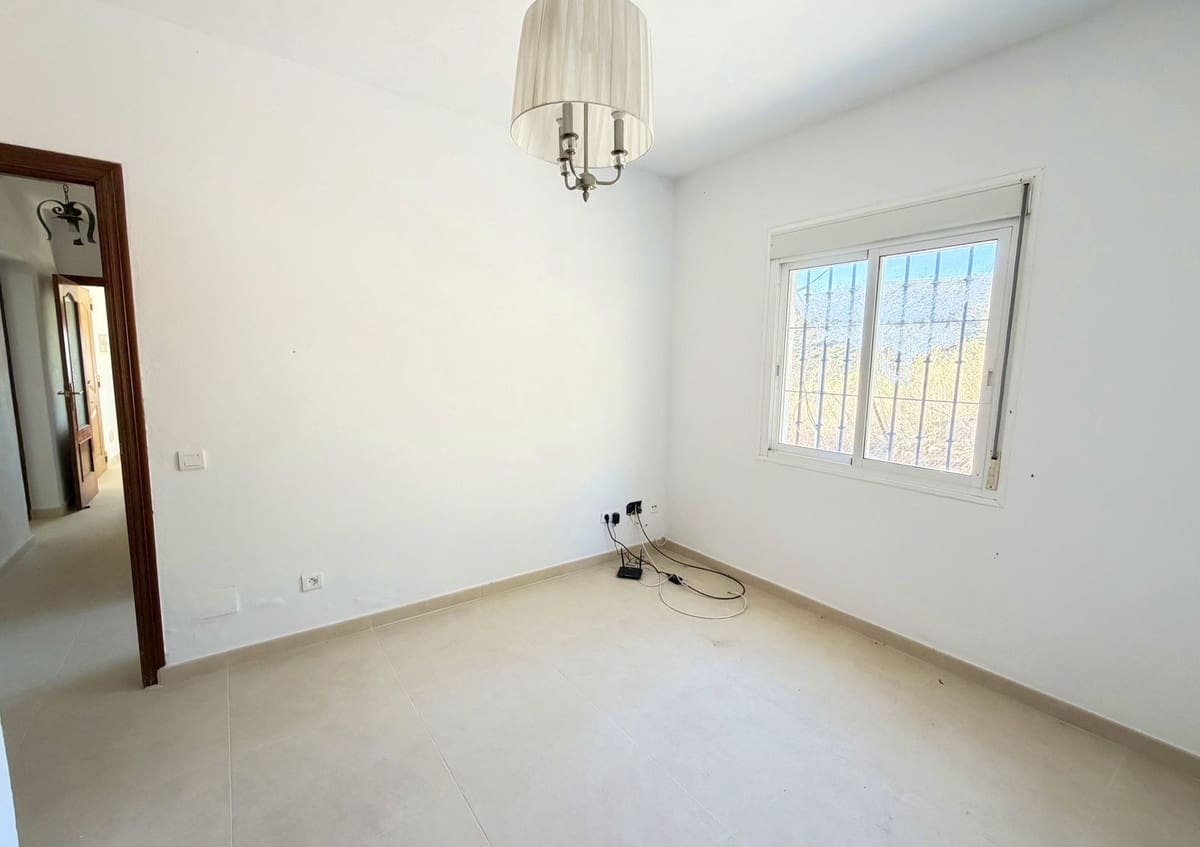 Chalet de 4 habitaciones en Estepona en venta - 550.000 € (Ref: 9413333)