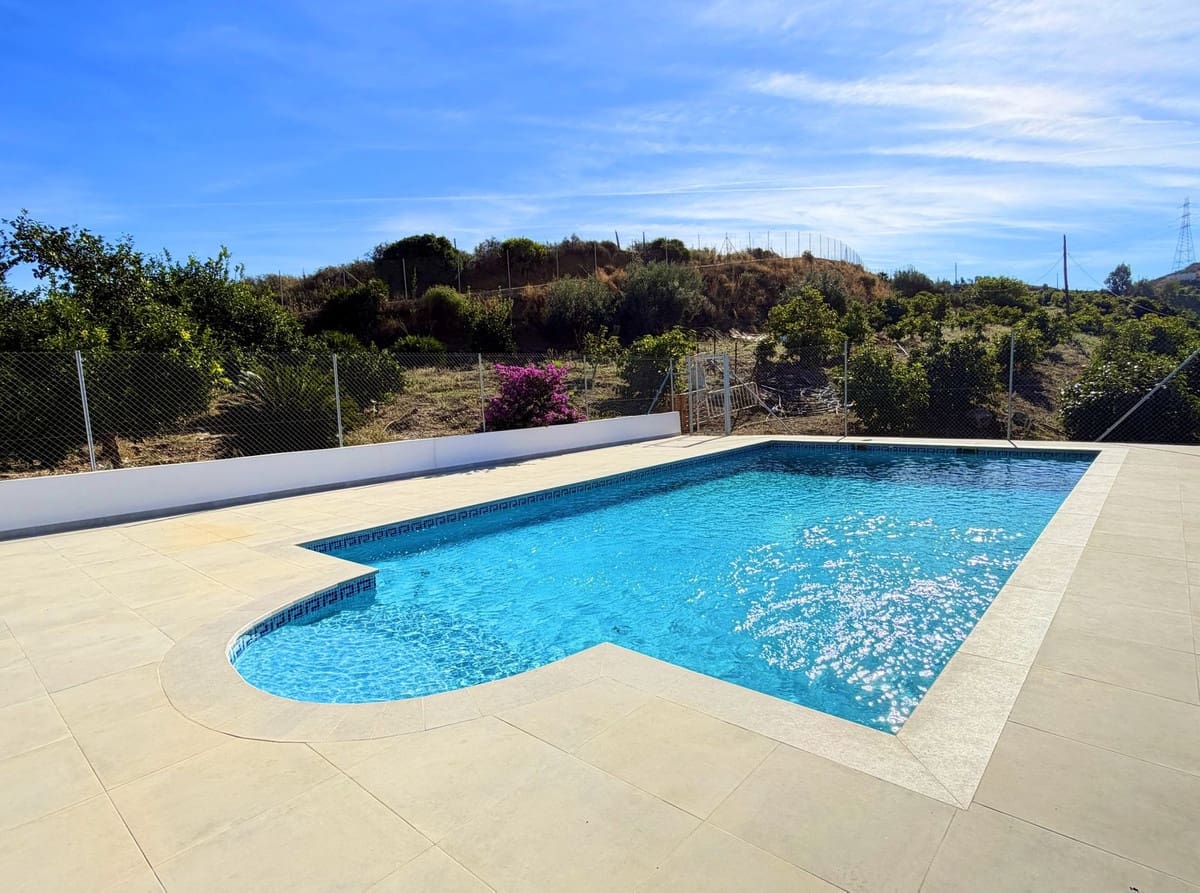 Chalet de 4 habitaciones en Estepona en venta - 550.000 € (Ref: 9413333)