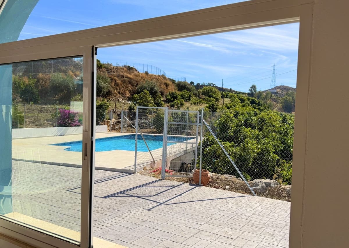 Chalet de 4 habitaciones en Estepona en venta - 550.000 € (Ref: 9413333)