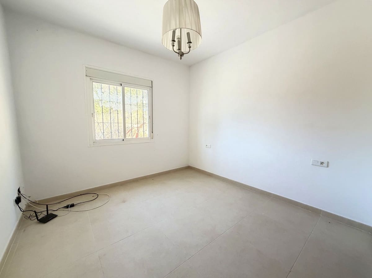 4 sypialnia Willa na sprzedaż w Estepona z basenem - 550 000 € (Ref: 9413333)