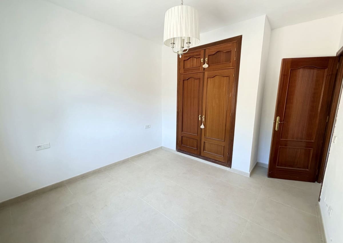 4 sypialnia Willa na sprzedaż w Estepona z basenem - 550 000 € (Ref: 9413333)