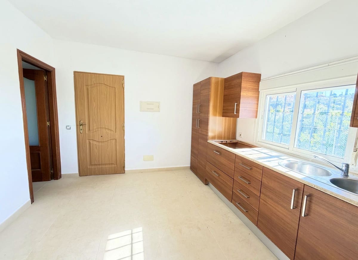 4 sypialnia Willa na sprzedaż w Estepona z basenem - 550 000 € (Ref: 9413333)