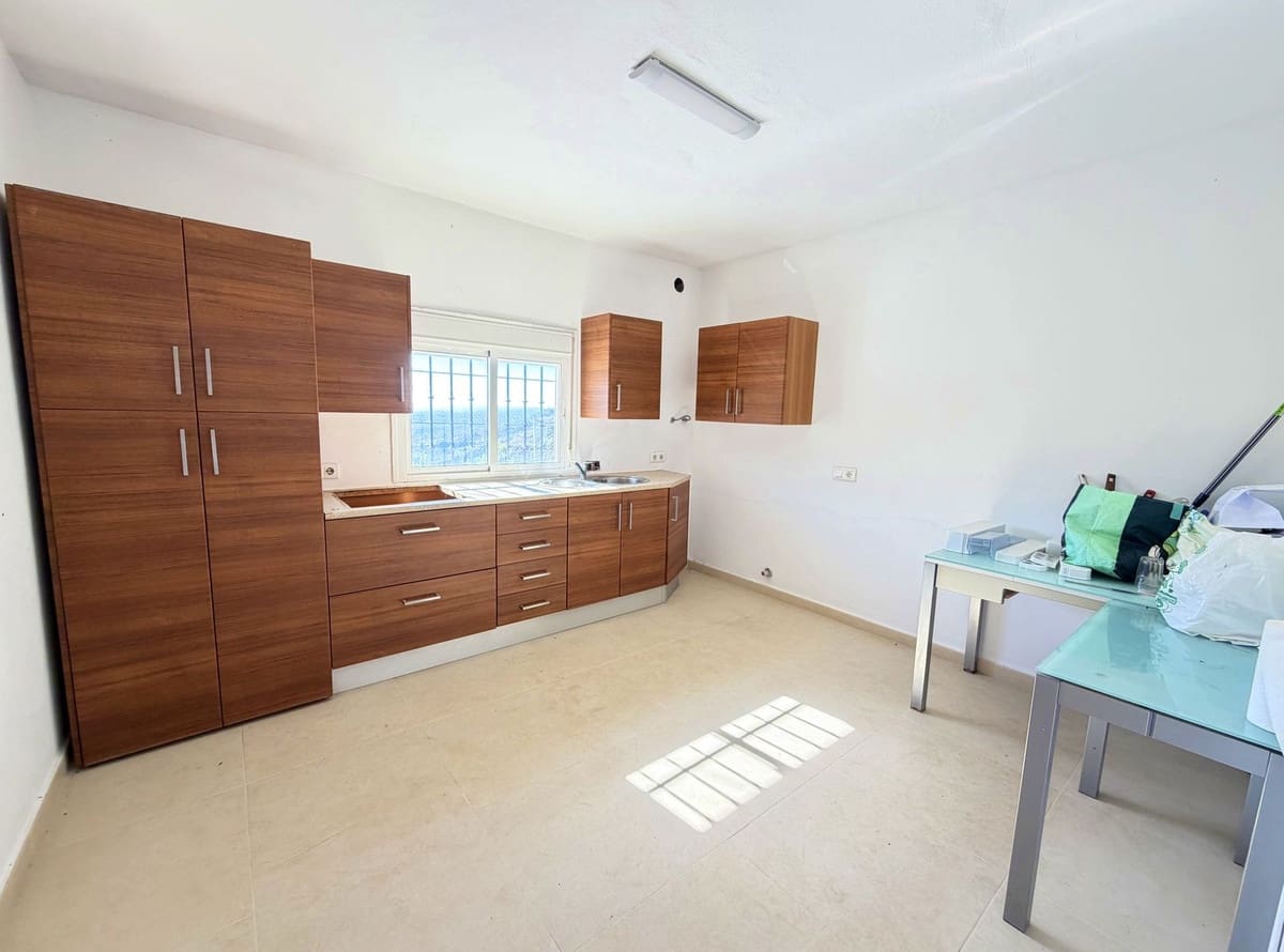 4 sypialnia Willa na sprzedaż w Estepona z basenem - 550 000 € (Ref: 9413333)